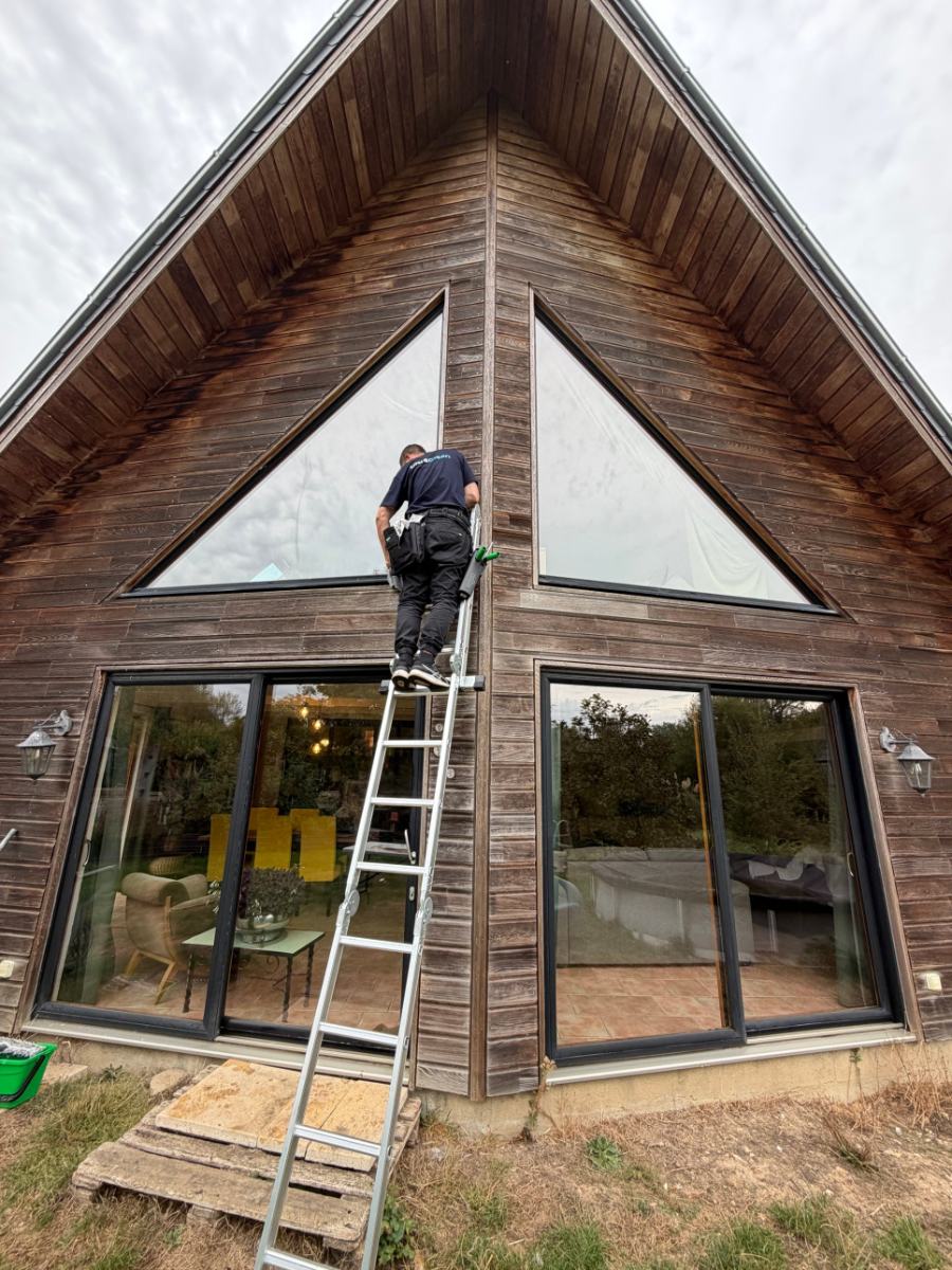 Grande baie vitrée triangulaire d'une maison en bois, nettoyée à l'échelle – Ultra Clean
