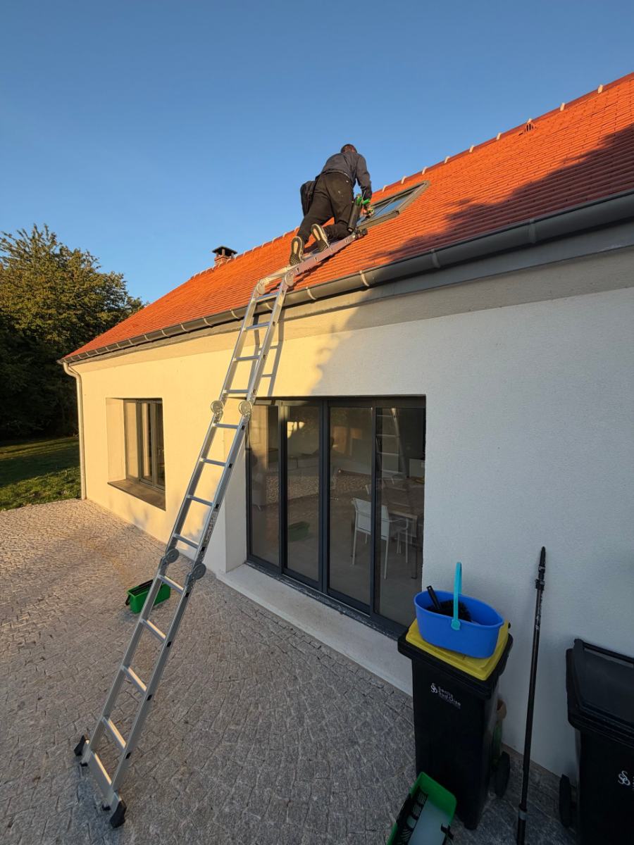 Fenêtre de toit Velux nettoyée côté extérieur – Ultra Clean