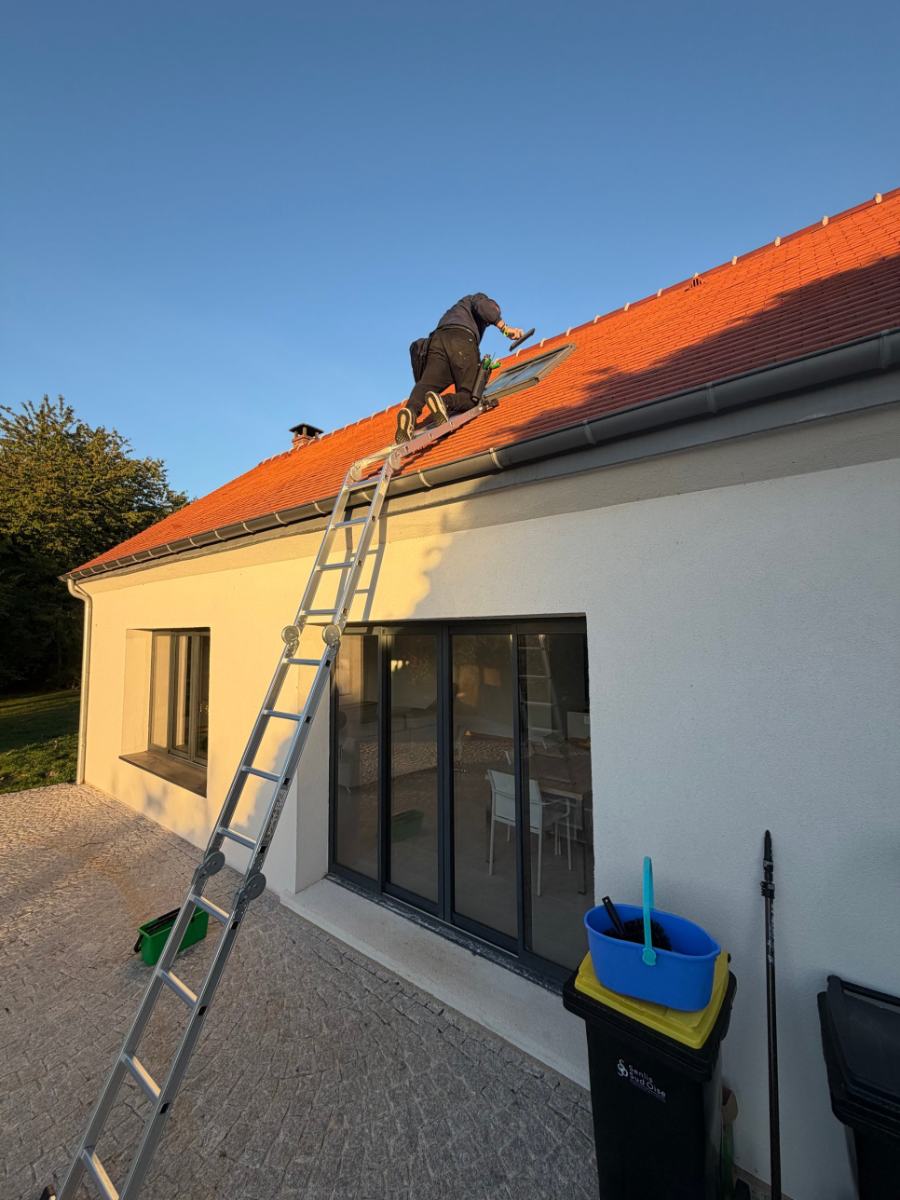 Nettoyage de fenêtres de toit (Velux) sur maison – Ultra Clean