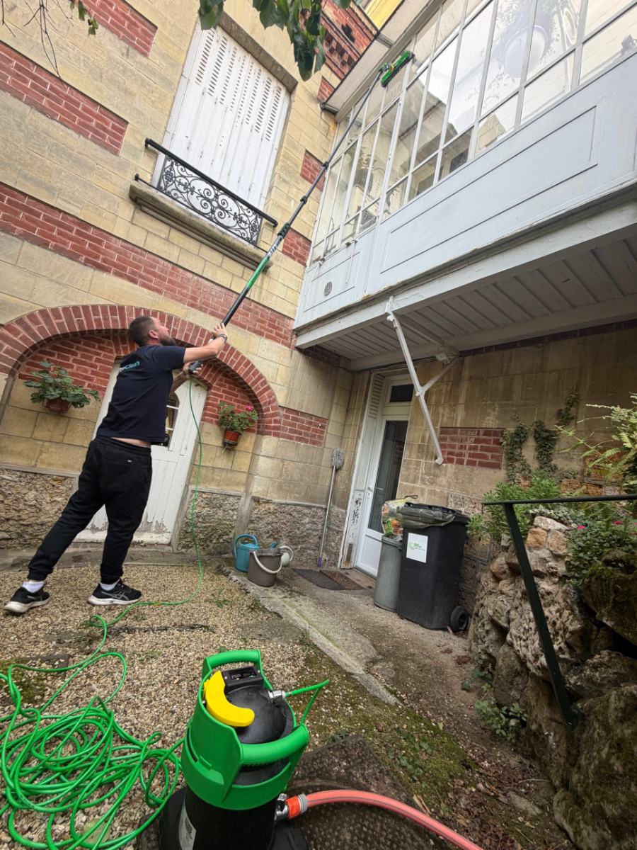 Verrière d'une maison ancienne nettoyée à la perche – Ultra Clean