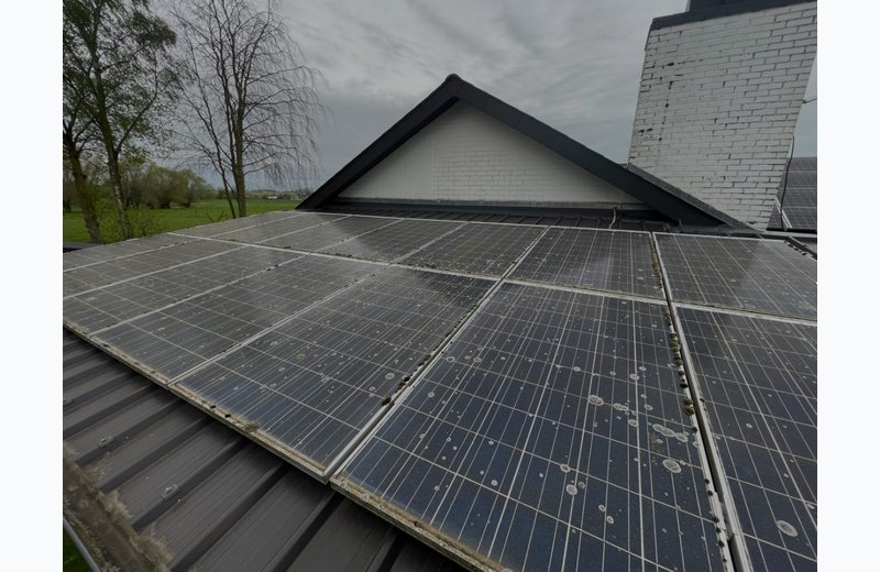 Panneaux solaires encrassés avant nettoyage – Ultra Clean